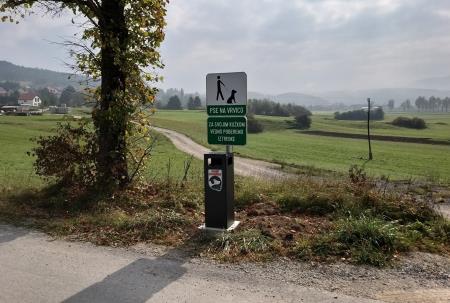 Koš na koncu Vrtne pri čistilni napravi Rakek Foto Boštjan Otoničar 2